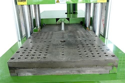 Bucket Handle Vertical Plastic Injection Moulding Machine with Single Sliding Table